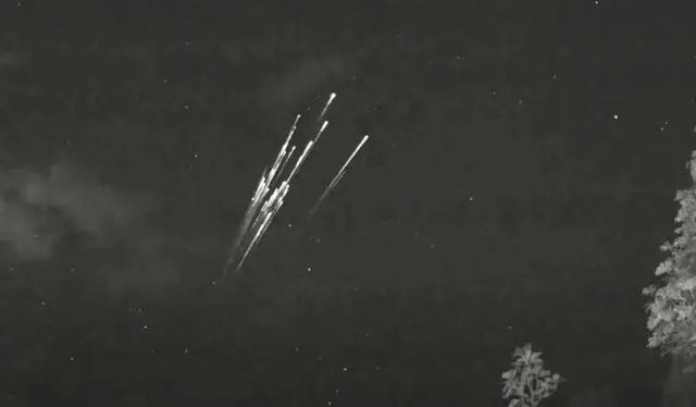 惊魂一刻！飞机挡风玻璃高空被击裂，太空垃圾正成航空安全新威胁