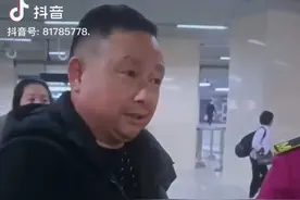 武汉双臂残疾男子坐地铁，被工作人员告知：没有残疾证就不能免费图片