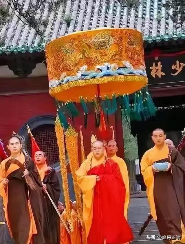 女徒弟众多，老僧见面下跪，释永信在少林寺的生活，到底有多爽？