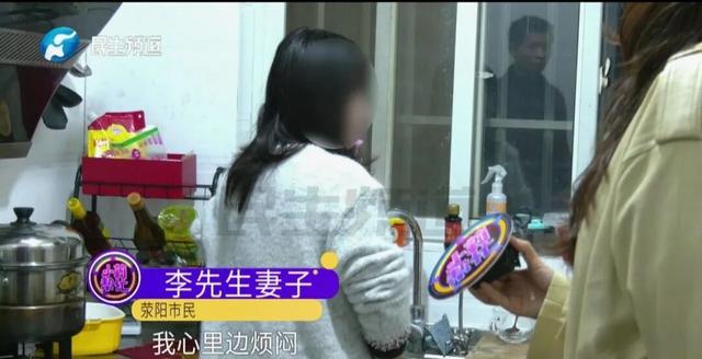 “太恶心了！	”男子回家发现床上躺着一对陌生男女，女的在被窝里	，男的还打招呼！妻子回应