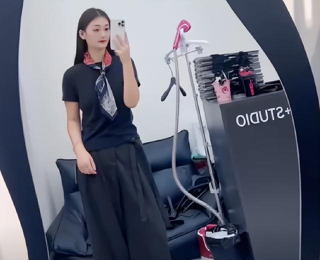 难怪陈亚男伤感，再看大衣哥现儿媳	，她跟人在处事上就差了两个字