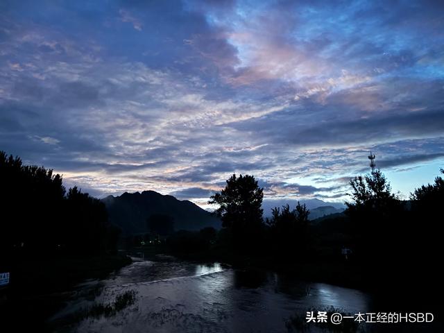 暴雨过后云雾之上，彩虹晚霞遥相辉映