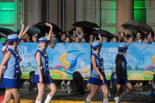 打高铁来，携老伴来，游客冒雨赏花车，给上海旅游节大巡游打几分？