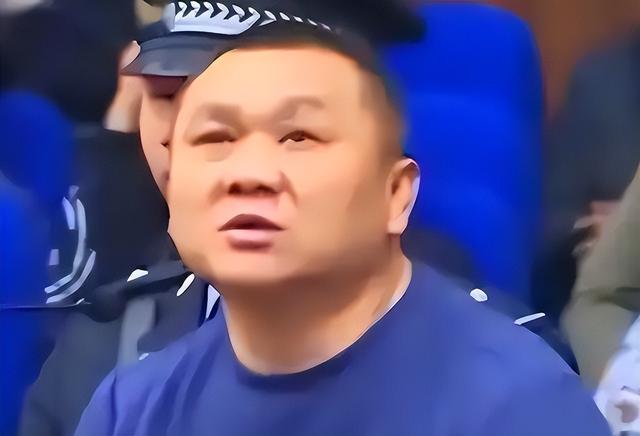 他逃亡16年，靠赃款娶4个漂亮老婆生12个娃，被捕时身家有几个亿