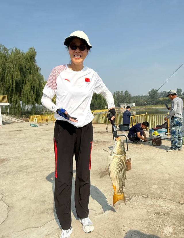 65岁郎平北京钓鱼，穿九分裤好朴素，生图下脸凹苹果肌高耸认不出