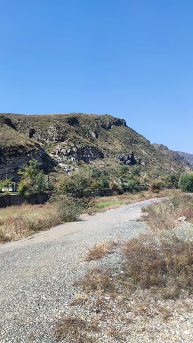呼和浩特哈拉沁沟，一条小河从两山峡谷流出，步行只能走小路