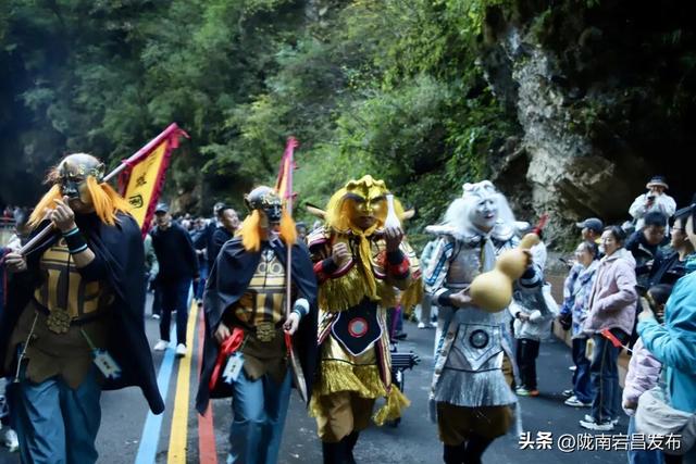 国庆假期第二天，官鹅沟迎来旅游高峰