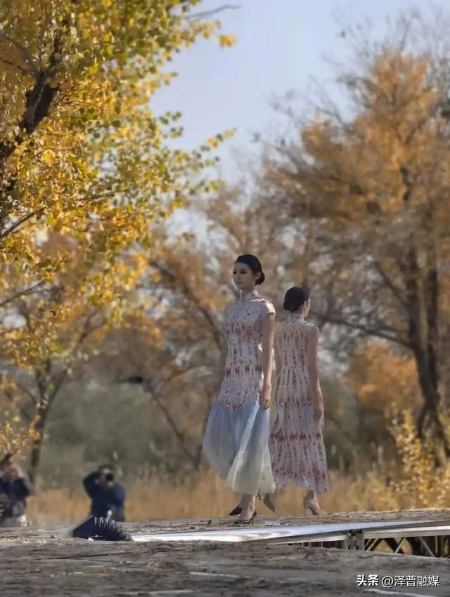 泽普县：艾德莱斯纹缀旗袍 胡杨林间续写深情