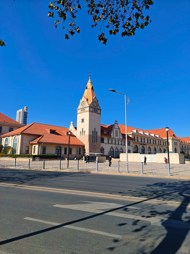 跟着影视游市南｜当青岛的百年红瓦，闯入悬疑剧《痕迹》的空镜