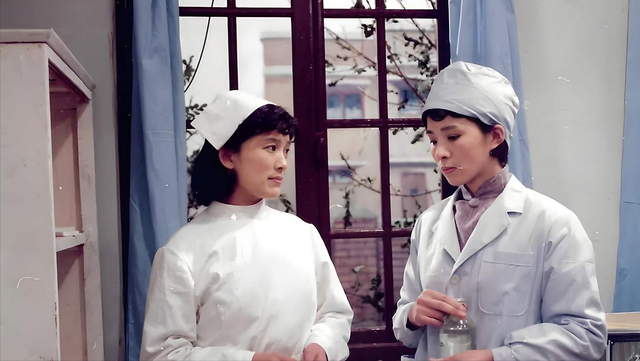 戏里又土又丑，戏外却是气质美女，“妈妈专业户”迟蓬让人敬佩