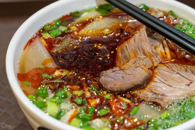 国内最宜居的城市之一，竟然不是大理，却藏在甘肃七彩丹霞脚下？