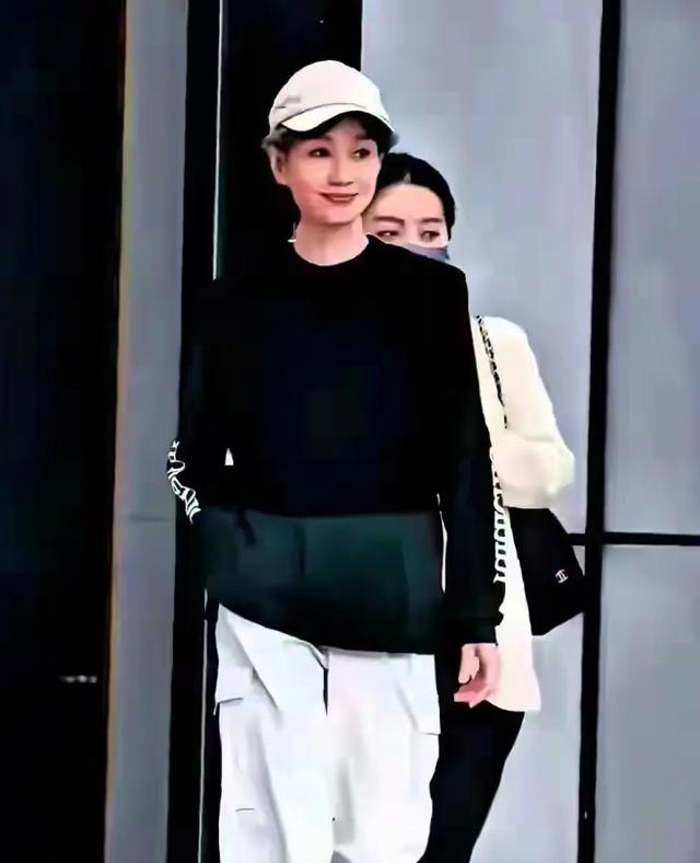 难以置信 62岁的她还这么年轻 脸上一丝皱纹都没有 这哪像60多岁的人