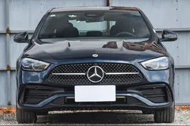 2025款奔驰C260L皓夜运动版：它是一台裸车超过38万的奔驰C级轿车图片