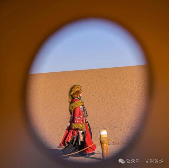 甘肃敦煌：深秋时节大漠秋景醉游人