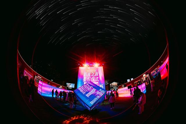 璀璨光影点亮冬日夜空，太原奥莱打造三晋首个千平光影迷宫——小雪节气浪漫飘雪，视听盛宴引爆冬季热潮