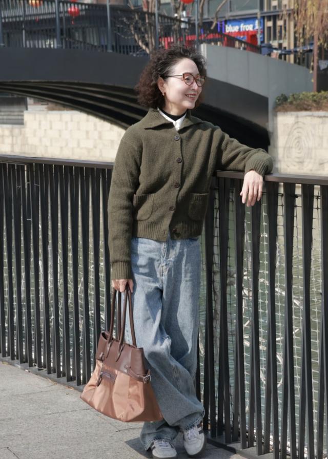 这是我见过最有气质的妈妈：63岁个子不高却端庄，穿衣优雅又贵气