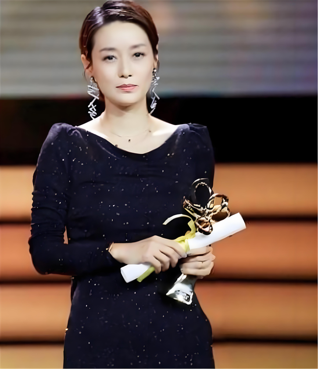 官媒发文，高调官宣49岁马伊琍喜讯，全网恭喜，终于等到这一天