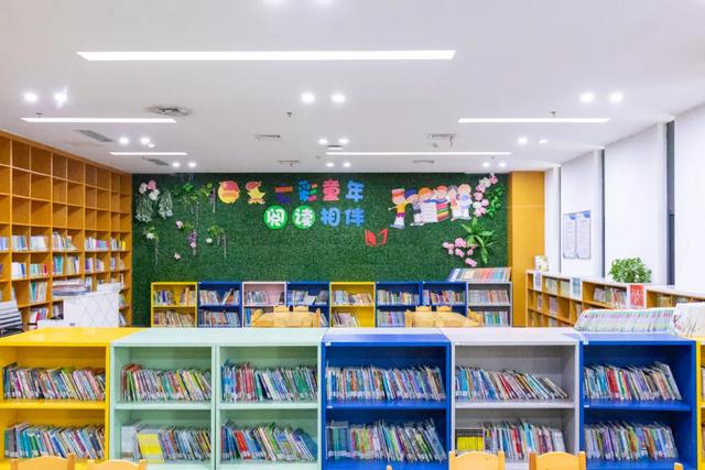 醴陵市图书馆里除了看书和学习,还可以……