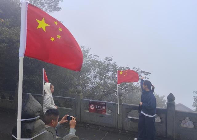 武当山：秋雨连绵游客热度不减 各部门雨中坚守暖心服务