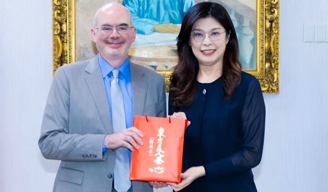 郑丽文果然高明：美日德都找到她，她马上就派人给大陆带了一句话