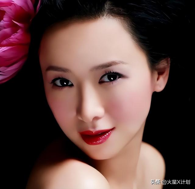 她出身清华大学，因拍三级片与父母决裂，如今不让女儿进娱乐圈