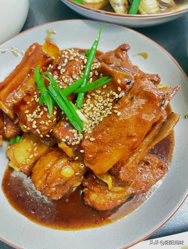 开饭啦～今日午餐奢侈一把，简简单单四菜一汤，哈哈😄～