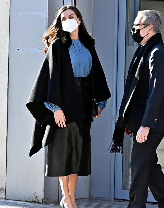 看西班牙王后穿大衣，我悟了：裙过膝，露脚踝，不配牛仔裤才优雅