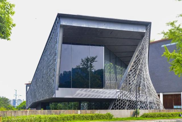 探秘新场景 | 跟着演员黄轩、金晨去打卡！在知美术馆邂逅艺术与清凉