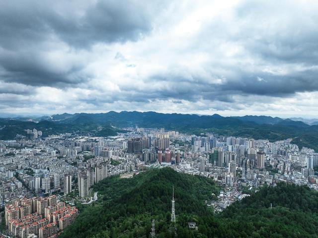 跟着男朋友到了遵义生活了一年了，说实话，我羡慕遵义的生活