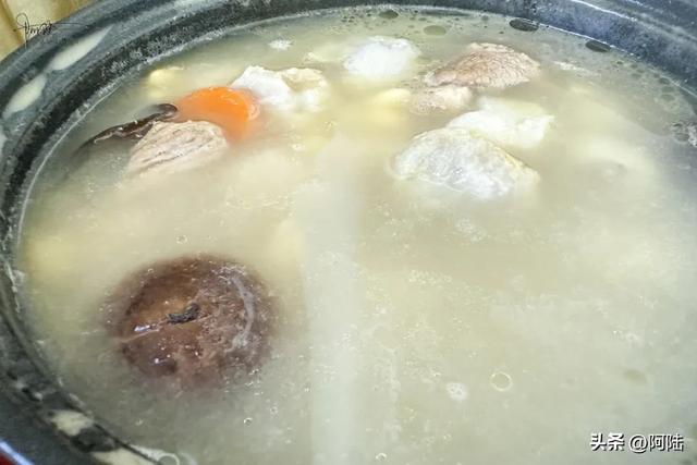 旅居大理，偶尔也会自己动动手，最近做的是它：排骨芋艿汤