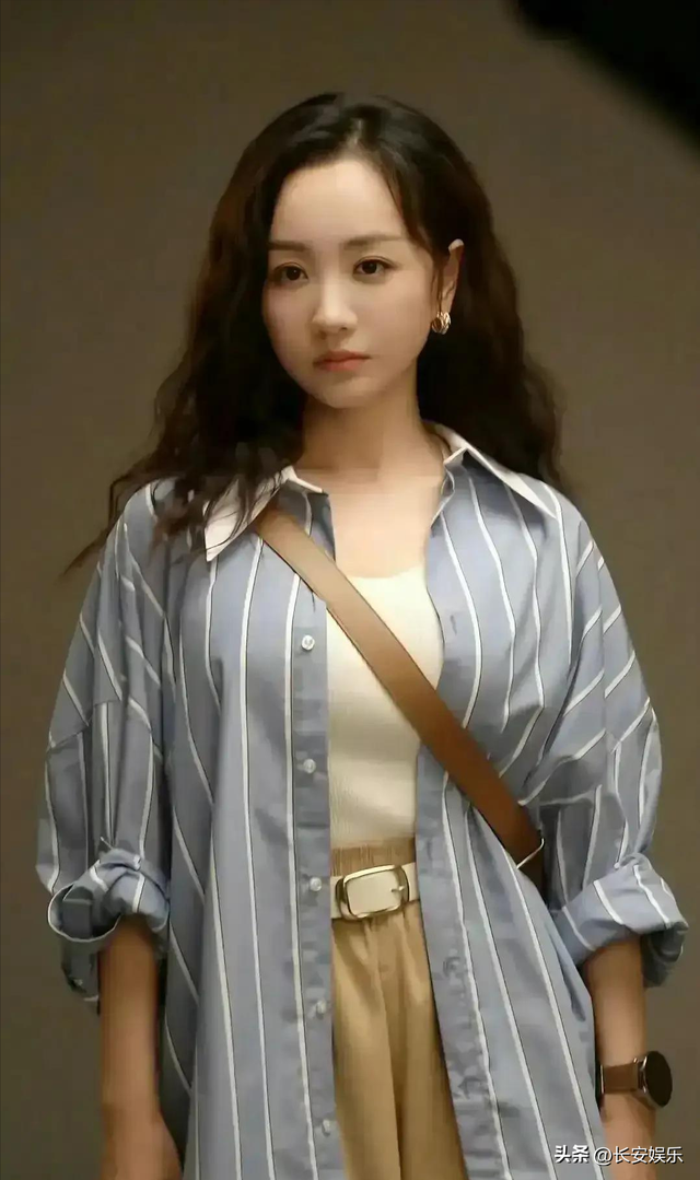 杨蓉这胸是真的吗？跟两个足球一样了，真的非常好看了