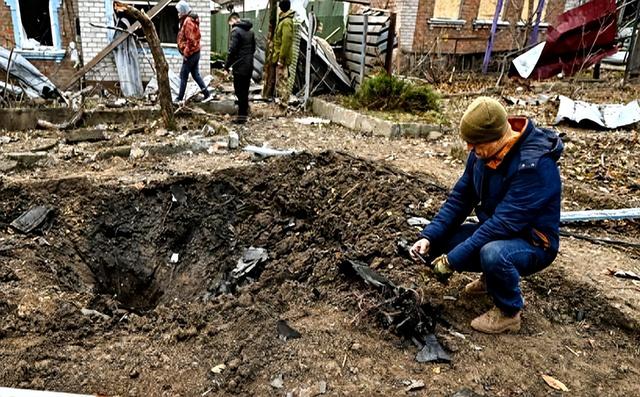 俄军再打基辅，50万人断电，普京穿着军装，对小泽发出最终警告