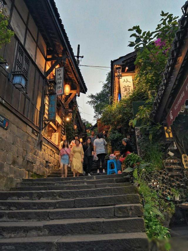 重庆脚步丈量江湖，辣味江湖滤镜外，湿热里见真心