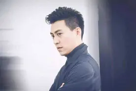 靳东情史揭秘：为何舍弃5年江珊，却迎娶二婚李佳？真相惊人！图片