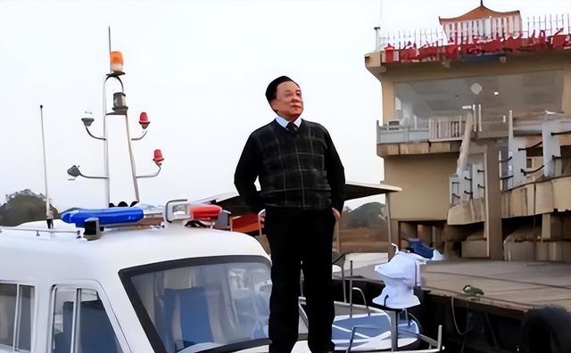 包养多名情妇，生下11个私生子，70多岁潜逃时仍要生娃！他是谁？
