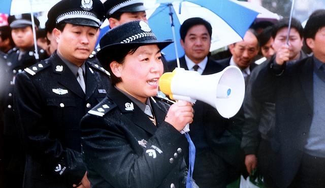 女包公任长霞：扫黑3年04年意外殉职，却在司机身上搜出60万支票