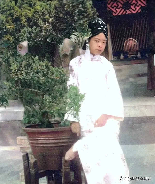 1924年溥仪被赶出紫禁城，在翊坤宫留影，寸头高筒皮靴，气质不凡
