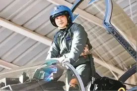 英雄飞行员王伟，南海撞击后成功跳伞，为何十万人出动找不到他？图片
