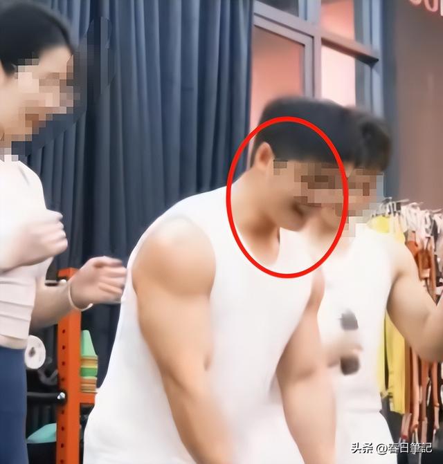 妻子出轨男健身教练：正脸被扒，抓奸画面炸裂，难怪丈夫鱼死网破