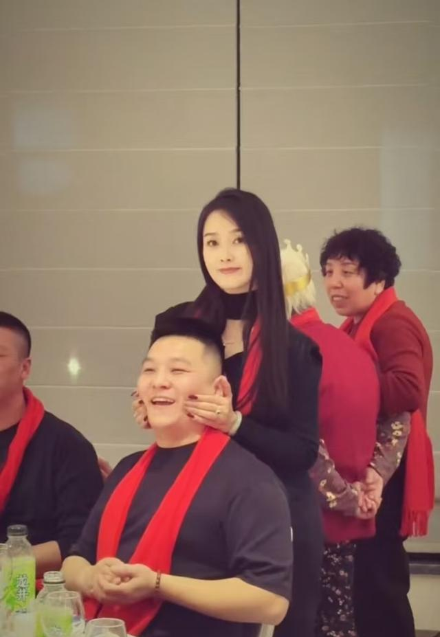 男子感叹老婆长得美，结婚10年依旧心动	，网友：爱妻者风生水起