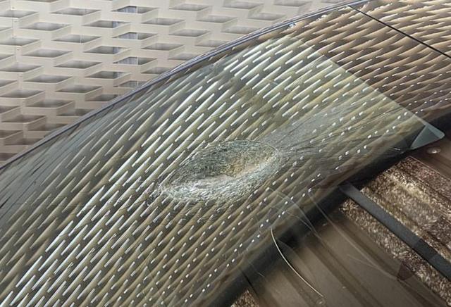 新特斯拉刚提就遭殃！澳司机遇疑似陨石撞击，或成全球首例