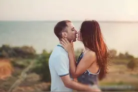 已婚男女在一起玩，女人这么做，就是在暗示越界，别不懂图片