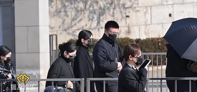唐嫣穿黑色大衣出席公公葬礼，罗晋和她互动自然，傅程鹏现场帮忙