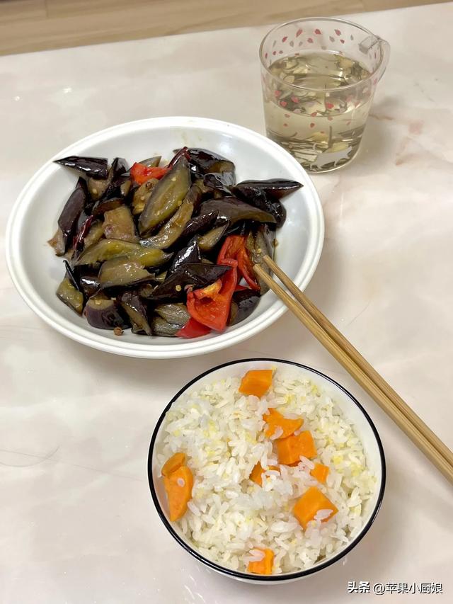 上海小伙负债15万后，晒出一人餐饭菜，网友：寒酸又真实