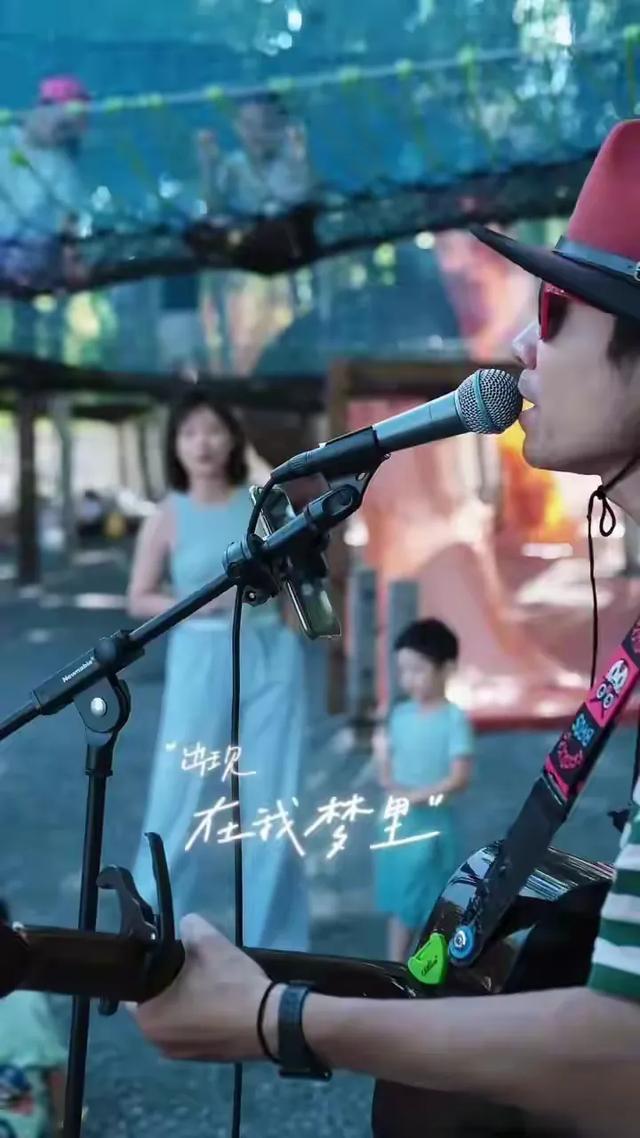 李七月周末遛娃，浅蓝无袖上衣配亲子时光，温馨又松弛