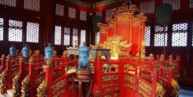 清朝已经灭亡一百多年	，为何故宫的龙椅至今无人敢坐？