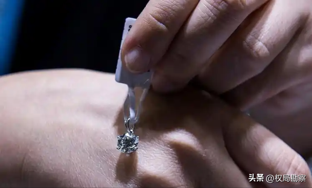 卖不动了？知名品牌巨头宣布降价，库存堆成山，囤货者亏惨了