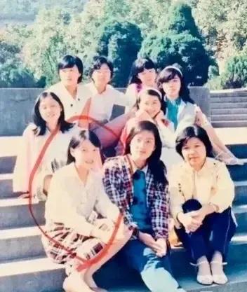 杜建英年轻时有多美？1988年与浙大校友合影，21岁的她太漂亮了