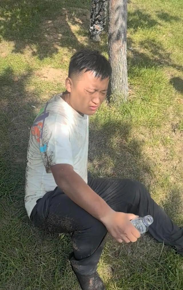 38岁男子跳水救起8岁男童后，体力透支呕吐不止被紧急送医，回应：要给我太太道歉，救人时没想她和4个孩子