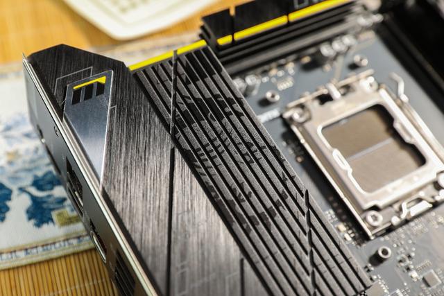 国韵美学邂逅超频猛兽？云彣×微星联盟款云砺DDR5内存首测